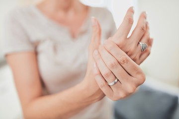 Zsibbad, érzéketlen a kezem, a lábam és a szájpadlásom, mi okozza? Az orvos válaszol