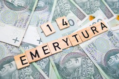 14 emerytura 2025 nie tylko dla seniorów. Przysługuje także osobom uczącym się do 25. roku życia. Ile dostaną? [Tabela]