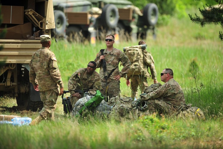 'Nowe jest to, że używamy elementów dowodzenia Sojuszu Północnoatlantyckiego - Dowództwa Komponentu Lądowego z Izmiru (Turcja) oraz Wielonarodowego Korpusu Północ-Wschód w Szczecinie. Praktyczne przekazanie i przejęcie odpowiedzialności przez elementy dowodzenia NATO jeszcze nigdy nie było w Polsce ćwiczone. To jest absolutna nowość' – powiedział generał Tomaszycki w wywiadzie dla 'Naszego Dziennika'.

<br><br> (mb/mr) PAP/Marcin Bielecki