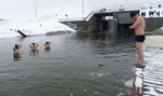 Zimowa kąpiel morsów w Zalewie Zemborzyckim 