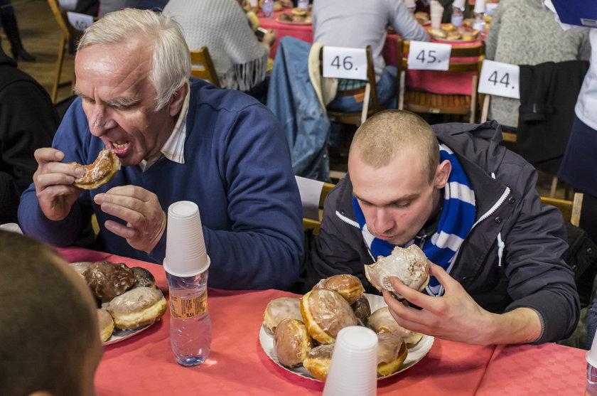 Mistrzostwa pączkożerców. 10 sztuk w nieco ponad 6 minut!