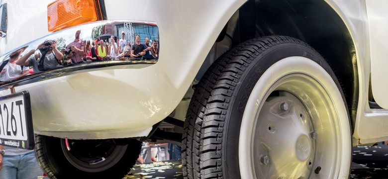 Tom Hanks wzruszy się na widok malucha. Tak wygląda odnowiony fiat 126p dla aktora [ZDJĘCIA]