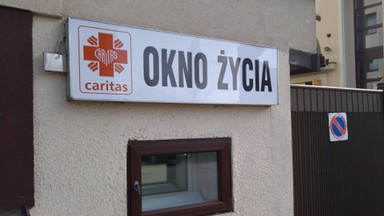 Do okna życia podrzucono ukradzioną z szopki figurę Jezusa