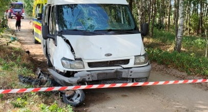 Poważny wypadek z udziałem motorowerzysty i busa. 66-letni kierowca nie ustąpił pierwszeństwa