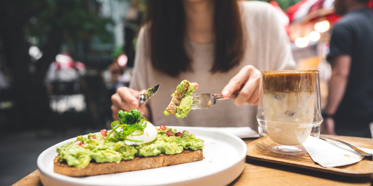 Tosty z awokado są już passe. Pokolenie Z ma nowy przysmak, który zmienia gastronomię