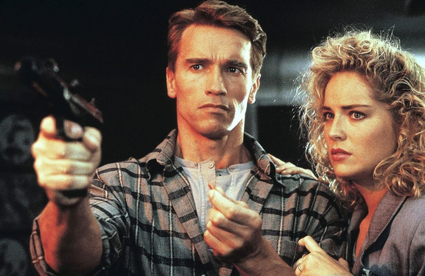 Arnold Schwarzenegger i Sharon Stone w filmie "Pamięć absolutna"