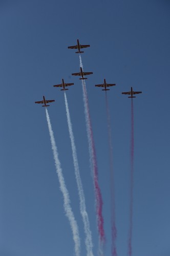 Przelot samolotów TS-11 Iskra z zespołu 'Biało-Czerwone Iskry' nad Warszawą