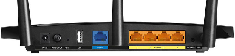 Najnowsza wersja v5 tego routera ma o jeden port USB mniej i anteny, których nie można demontować – jeśli chcemy kupić ten model, warto poszukać na rynku wersji z oznaczeniem v4 
