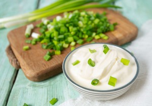 Salata od mladog luka sa pavlakom savršeno ide uz sve: Recept za zvezdu uskršnje trpeze