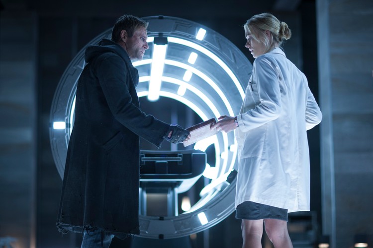 Aaron Eckhart i Yvonne Strahovski w filmie 'Ja, Frankenstein'