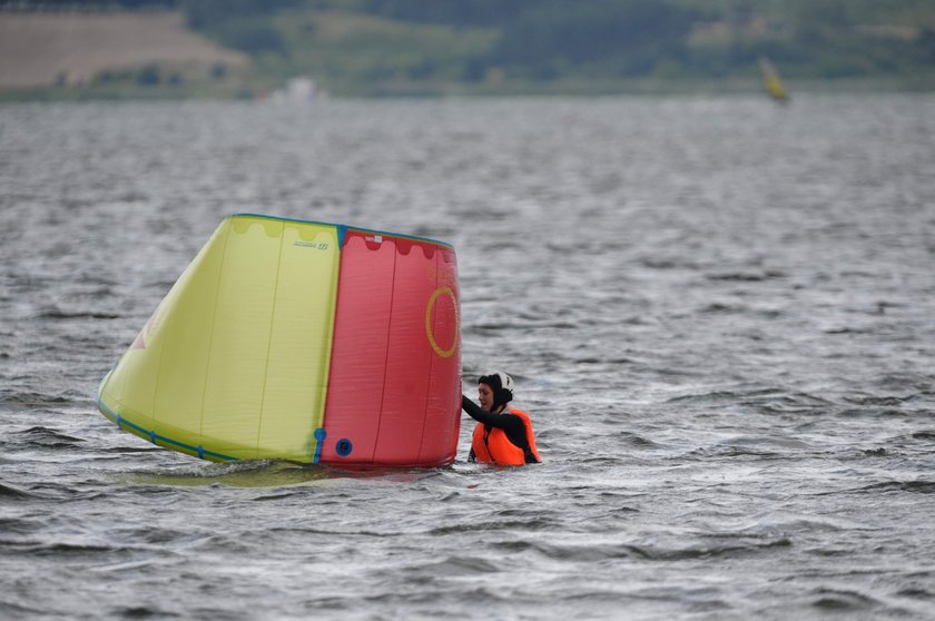 Anna Kalczyńska bierze lekcje kitesurfingu