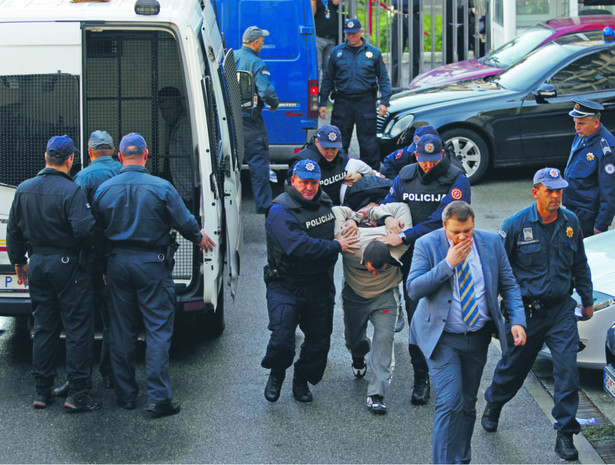 Zatrzymani przez policję uczestnicy domniemanego przewrotu fot. Stevo Vasiljevic/Reuters/Forum