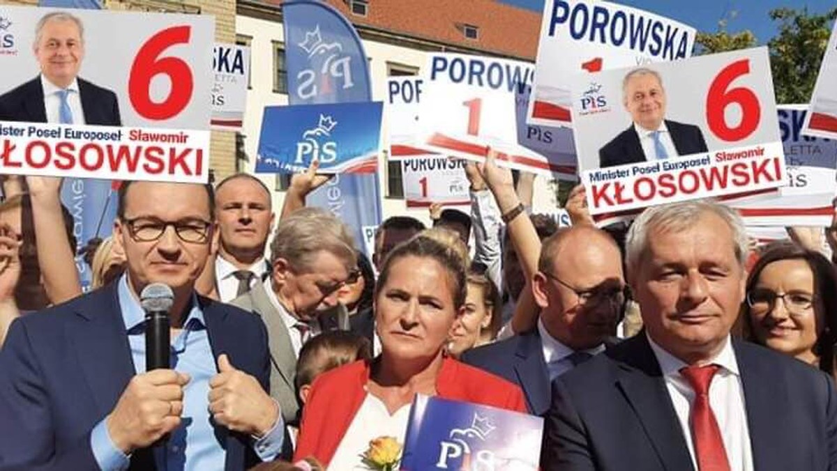 Sławomir Kłosowski, kandydat PiS na posła z Opola, pochwalił się na Facebooku zdjęciem zrobionym podczas ostatniej wizyty Mateusza Morawieckiego w Brzegu. Były lider PiS w regionie postanowił jednak nieco zmodyfikować zdjęcie z premierem, tak by na pierwszym planie widoczne były plakaty z jego podobizną, a nie plakaty partyjnej koleżanki.