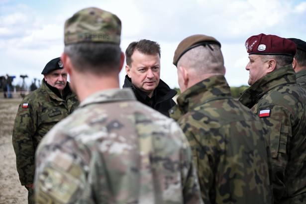 08.04.2022. Minister obrony narodowej Mariusz Błaszczak (C) oraz Dowódca Generalny Rodzajów Sił Zbrojnych gen. Jarosław Mika (L) podczas szkolenia poligonowego polskich i amerykańskich żołnierzy na poligonie w Nowej Dębie.