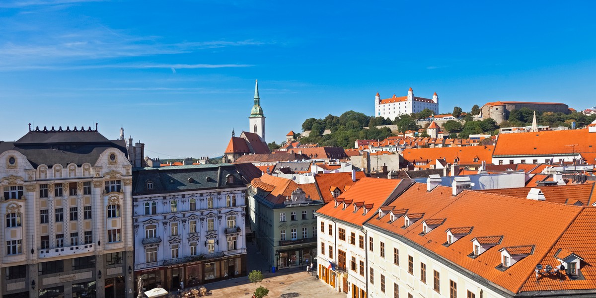 Zrównanie osób zaszczepionych z tymi, które będą musiały okazywać wyniki testów, podzieliło koalicję tworzącą gabinet Eduarda Hegera.