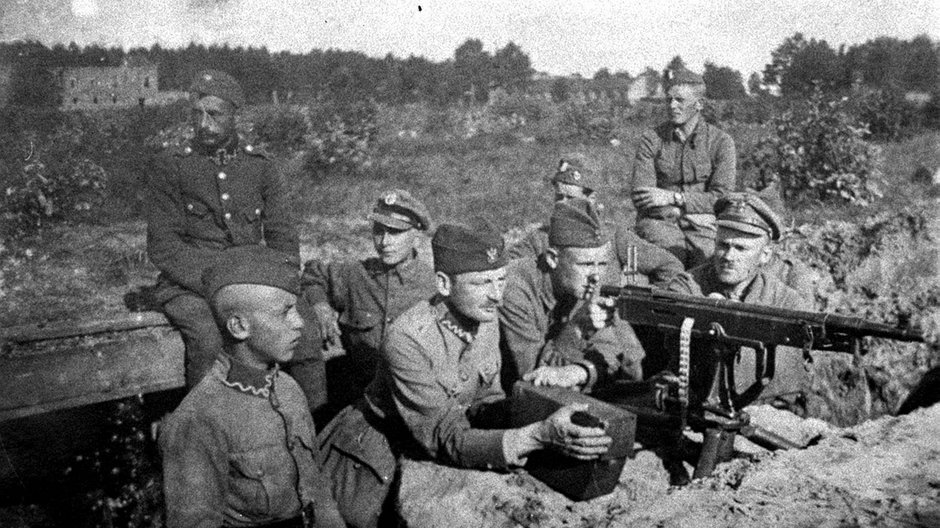 Żołnierze przy stanowisku polskich karabinów maszynowych podczas akcji w rejonie Radzymina