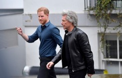 Książę Harry w studiu nagraniowym wraz z Jonem Bon Jovi