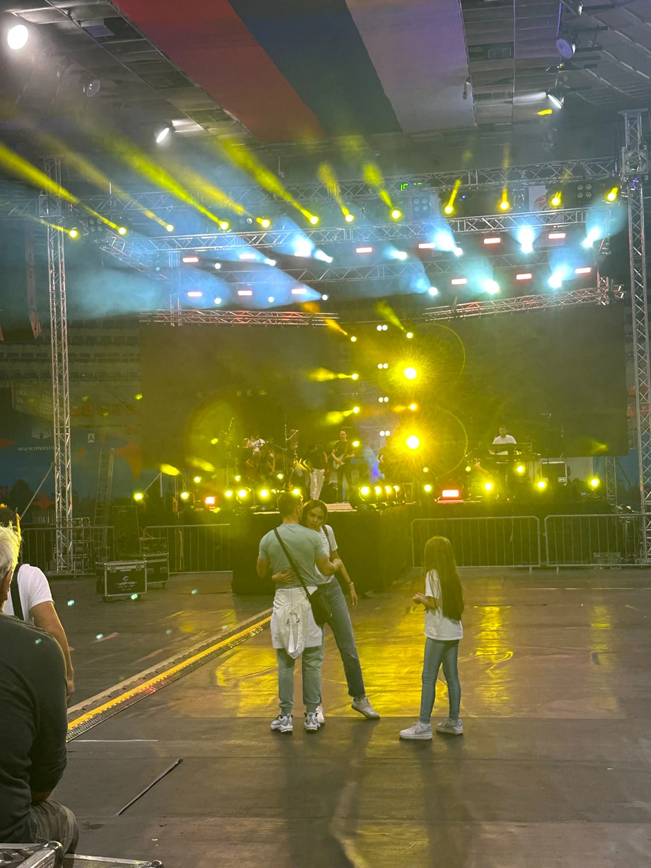 Saša Kovačević sa partnerkom i njenom ćerkom