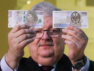 członek zarządu NBP Jacek Bartkiewicz prezentuje nowy banknot