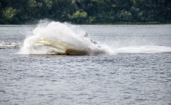 Skutery wodne zderzyły się na jeziorze Jamno. Obaj kierujący są ranni