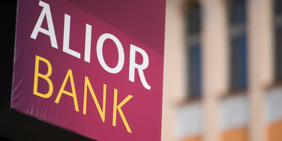 Alior Bank zaliczył w poniedziałek swoje giełdowe dno. Rozczarował inwestorów, bo zwiększył rezerwy na wyroki trybunału europejskiego. Wcześniej spodziewano się, że na rezerwach z trzeciego kwartału się skończy.