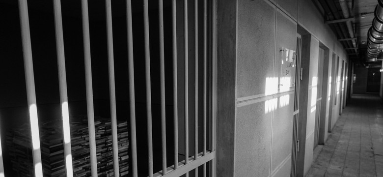 Brzeg: telefon dla osadzonego w więzieniu wysłany w krzyżówkach