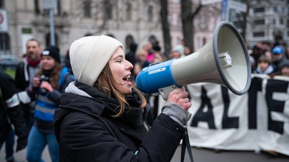 Mladi na protestu - ilustracija