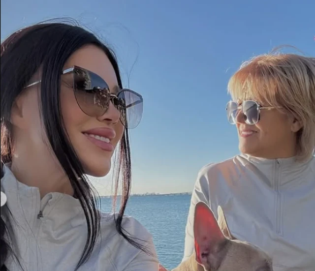 STANIJINA MAJKA, DRUGARICA ILI SESTRA? Slavica pozirala u minijaturnom bikiniju na plaži, žene da pozavide disciplini U SEDMOJ DECENIJI: "Ako budem u tim godinama izgledala kao ona..." (FOTO)