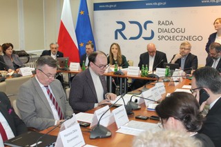 Rada Dialogu Społecznego. Ministerstwo chce trzech organizacji biznesu zamian siedmiu