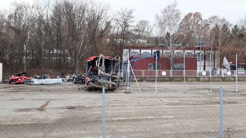 Autobus smrti parkiran pored škole