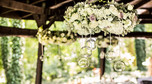 Żyrandole kwiatowe - sposób na nietuzinkowe wesele