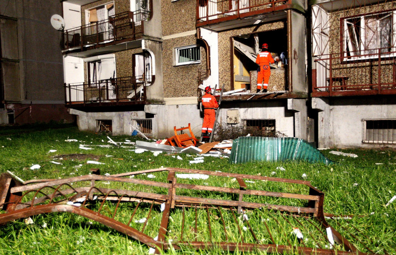 Zniszczony w wyniku wybuchu gazu budynek i okolicę zabezpieczają policjanci i strażacy - informuje aspirant Janusz Michalik z bytomskiej policji.
