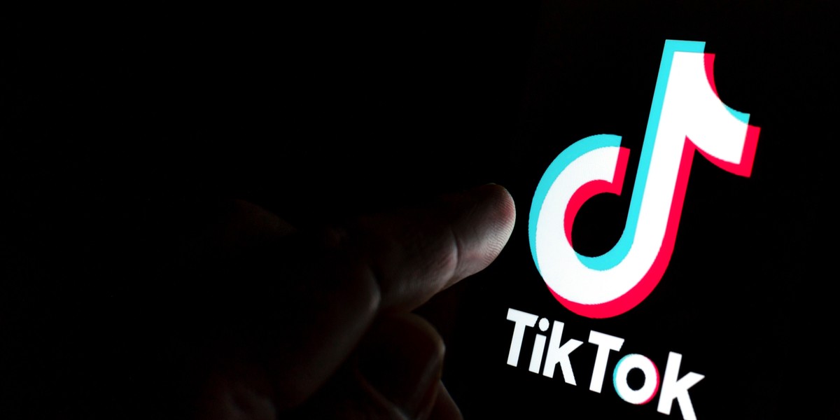 TikTok to aplikacja do dzielenia się krótkimi klipami wideo, popularna zwłaszcza wśród młodszej generacji użytkowników smartfonów. 