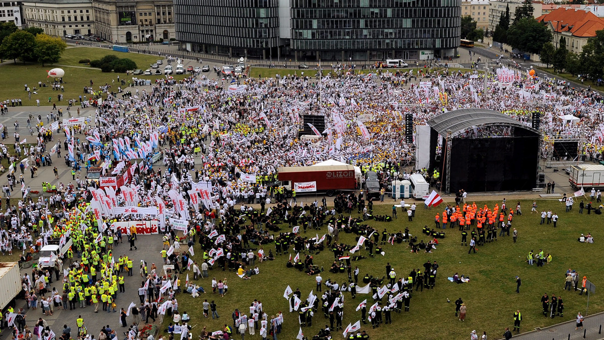 Związkowcy NSZZ "Solidarność" ruszyli w przemarsz ulicami Warszawy. Domagają się będą m.in. podniesienia płacy minimalnej. Manifestację poprzedził koncert na pl. Piłsudskiego.