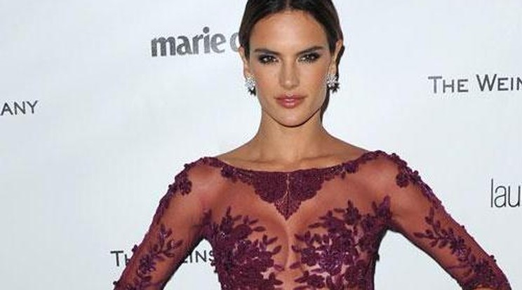 Hoppá! Bugyit villantott a dögös Alessandra Ambrosio