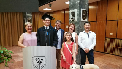 A kutyafáját: még négylábú kedvencének is köszönetet mondott a frissen diplomázott pécsi egyetemista