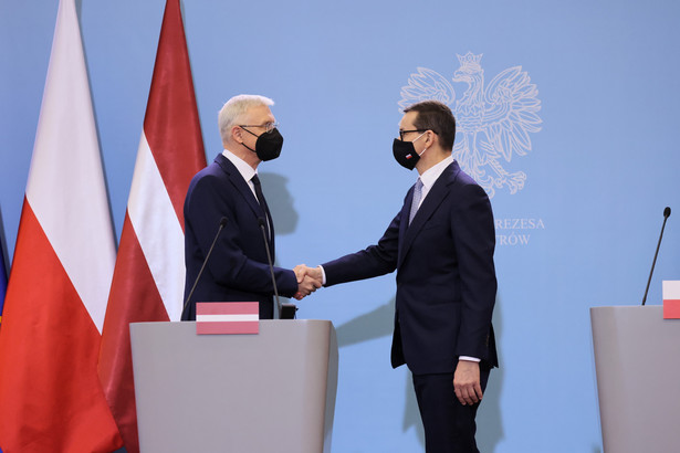 Premier Mateusz Morawiecki (P) i premier Łotwy Arturs Kriszjanis Karinsz