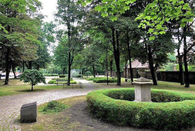 Park obok kościoła mieści najstarszy w Katowicach pomnik