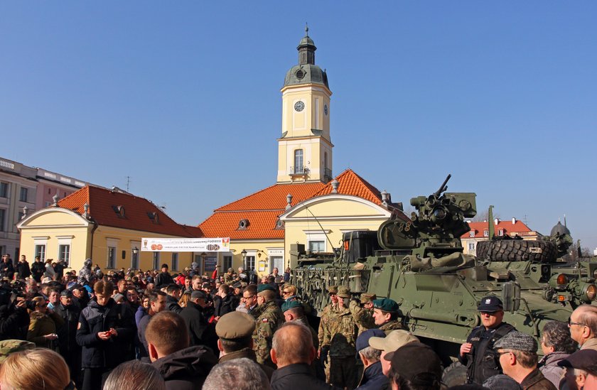 Tłumy w Białymstoku przywitały amerykańskich żołnierzy