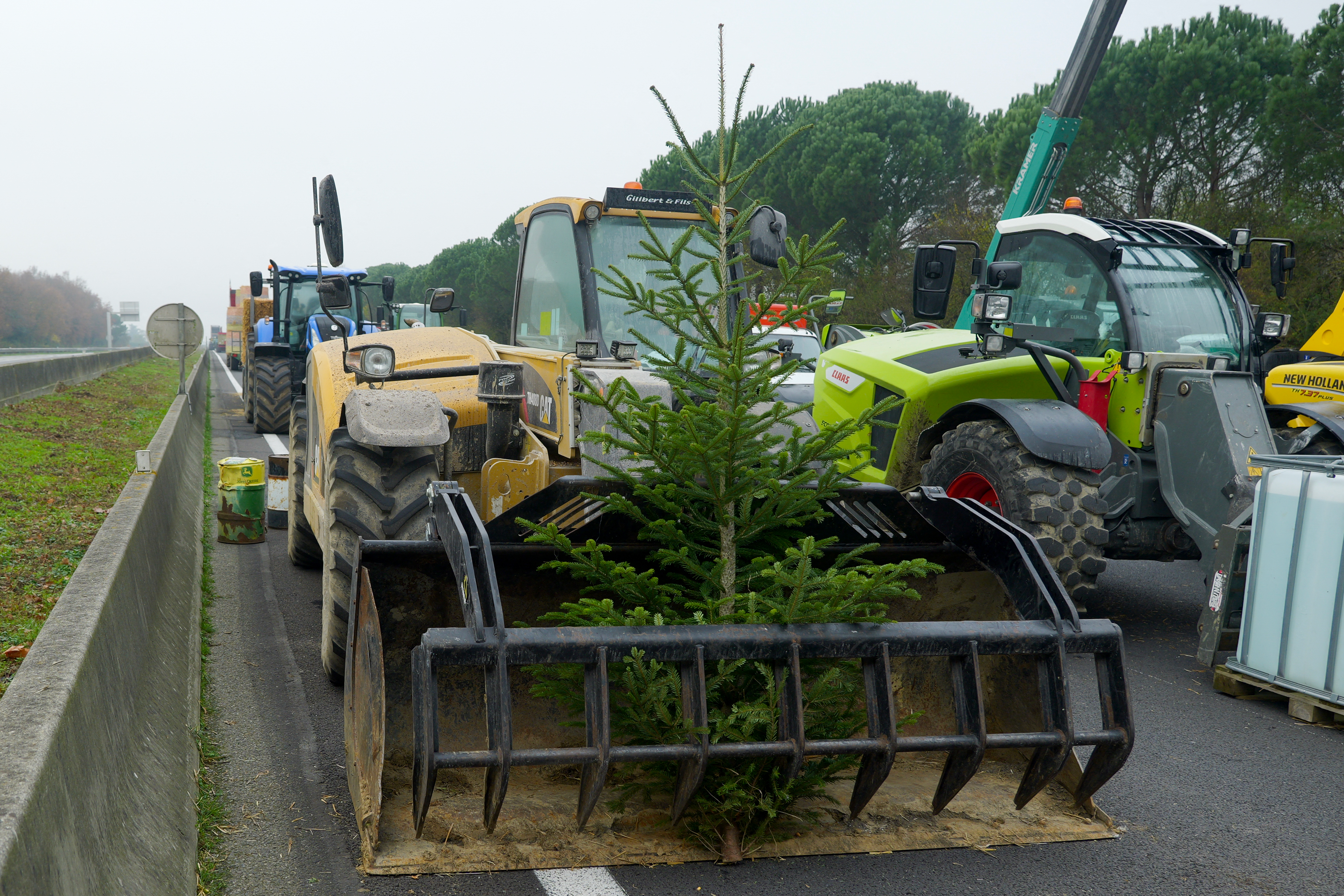 Les agriculteurs du Sud-Ouest fętent Noël sur les autoroutes bloquées