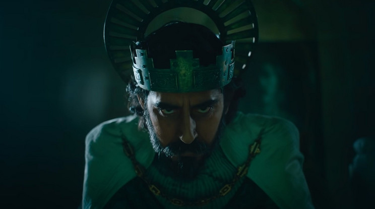 Dev Patel bújik Gawain bőrébe, aki lenyisszantja a Zöld Lovag fejét / Fotó: A24