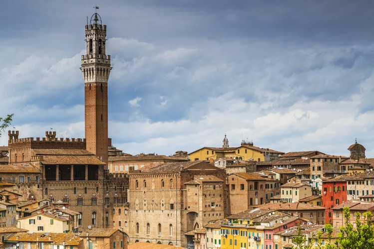 Sienna<br><br>Jeszcze jedno miasto w Toskanii! Nie masz już dosyć? Mamy nadzieję, że nie, bo chyba trudno mieć dosyć sennych pejzaży, winnic i rozleniwiającego słońca. W Sienie możesz się przed nim schować w cieniu średniowiecznych kamienic. Wieczorem, gdy Piazza del Campo oświetlona jest nastrojowymi latarniami, przesiaduj w lokalnych barkach, biesiaduj przy lokalnym Chianti i ciesz się wakacyjnym luzem.