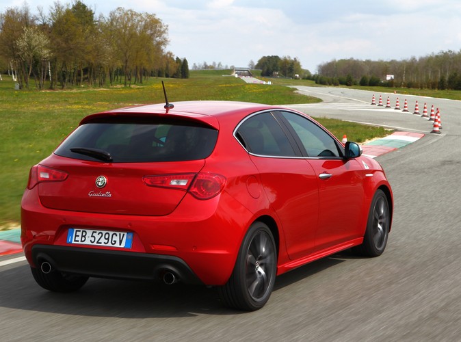 Alfa Romeo Giulietta 1750 TBI/235 KM w wersji Quadrifoglio Verde, czyli Monica Bellucci na torze