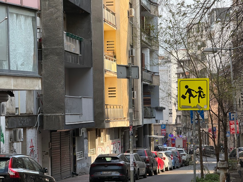 Nepoznata osoba bacila zapaljivu materiju na restoran u Kondinoj ulici 