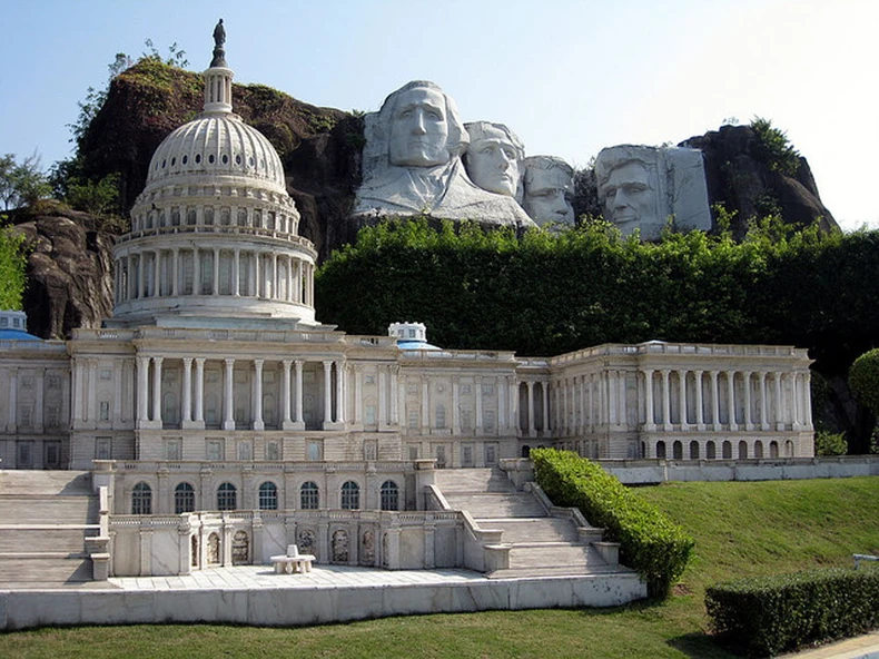 Bela kuća i planina Rašmor (FOTO: Flickr/pnoeric)