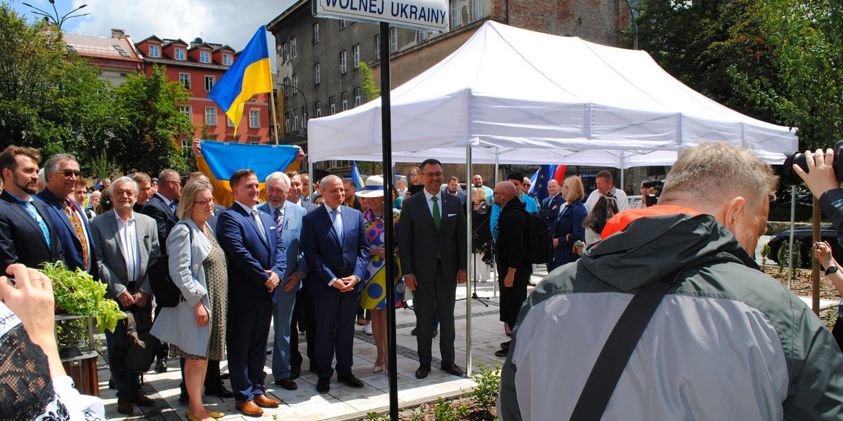 Skwer Wolnej Ukrainy znajduje się naprzeciw konsulatu Rosji w Krakowie