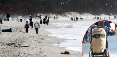 Matka zostawiła wózek z dzieckiem na plaży w Kołobrzegu i poszła na kawę. Zaniepokojeni turyści wezwali policję