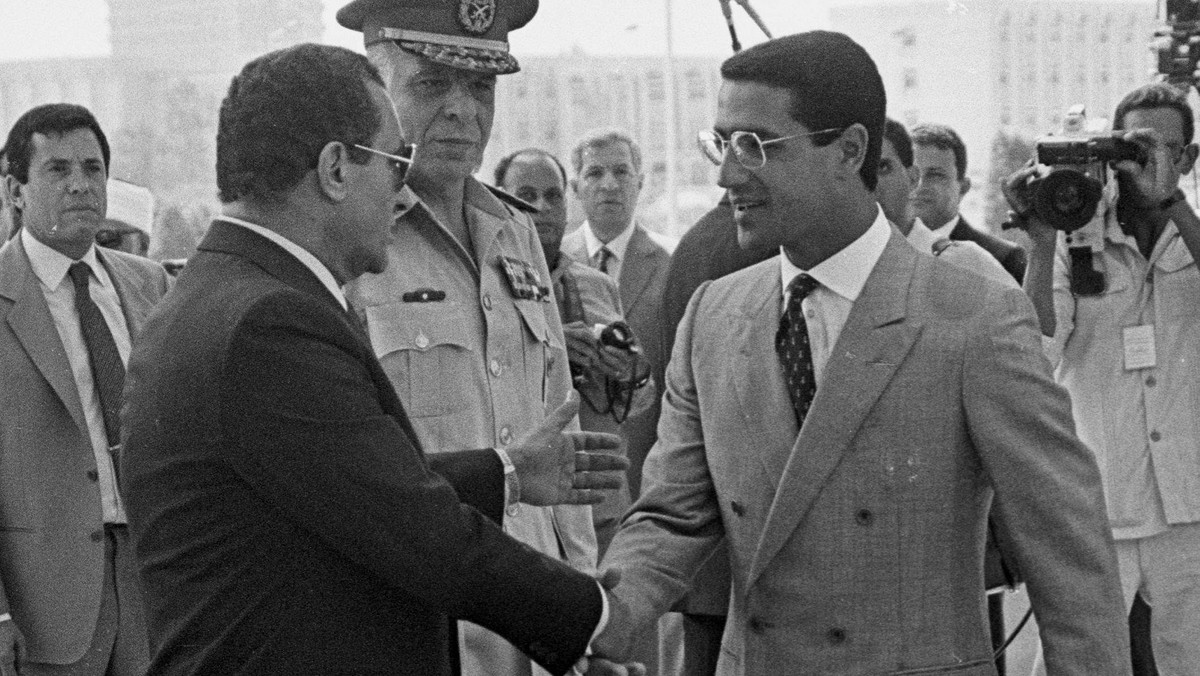 Egipt uwalnia z więzienia dwóch uczestników zamachu, w którym zastrzelony został były prezydent tego kraju Anwar Sadat - poinformowała państwowa egipska telewizja.