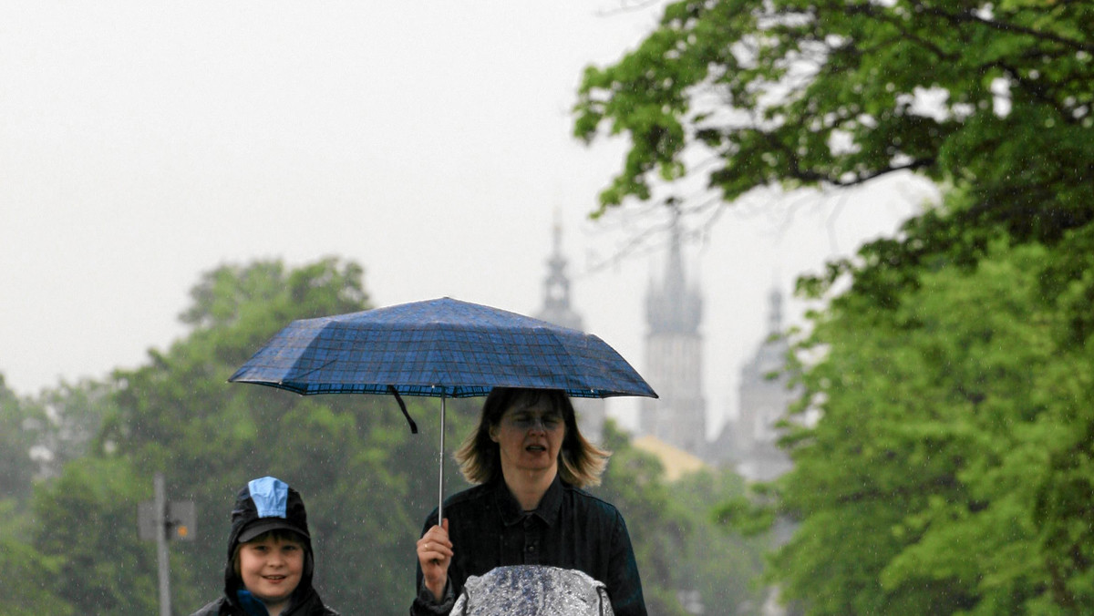 Pogoda w sobotę i niedzielę nie będzie rozpieszczać mieszkańców Małopolski. Spore zachmurzenie, przelotny deszcz, niskie temperatury.