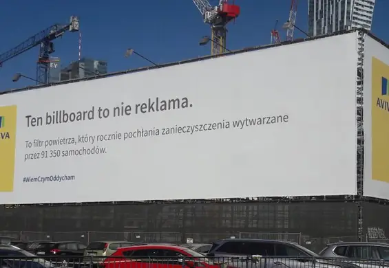 Billboard pochłaniający smog stanął w Warszawie. Pytamy eksperta, czy to działa